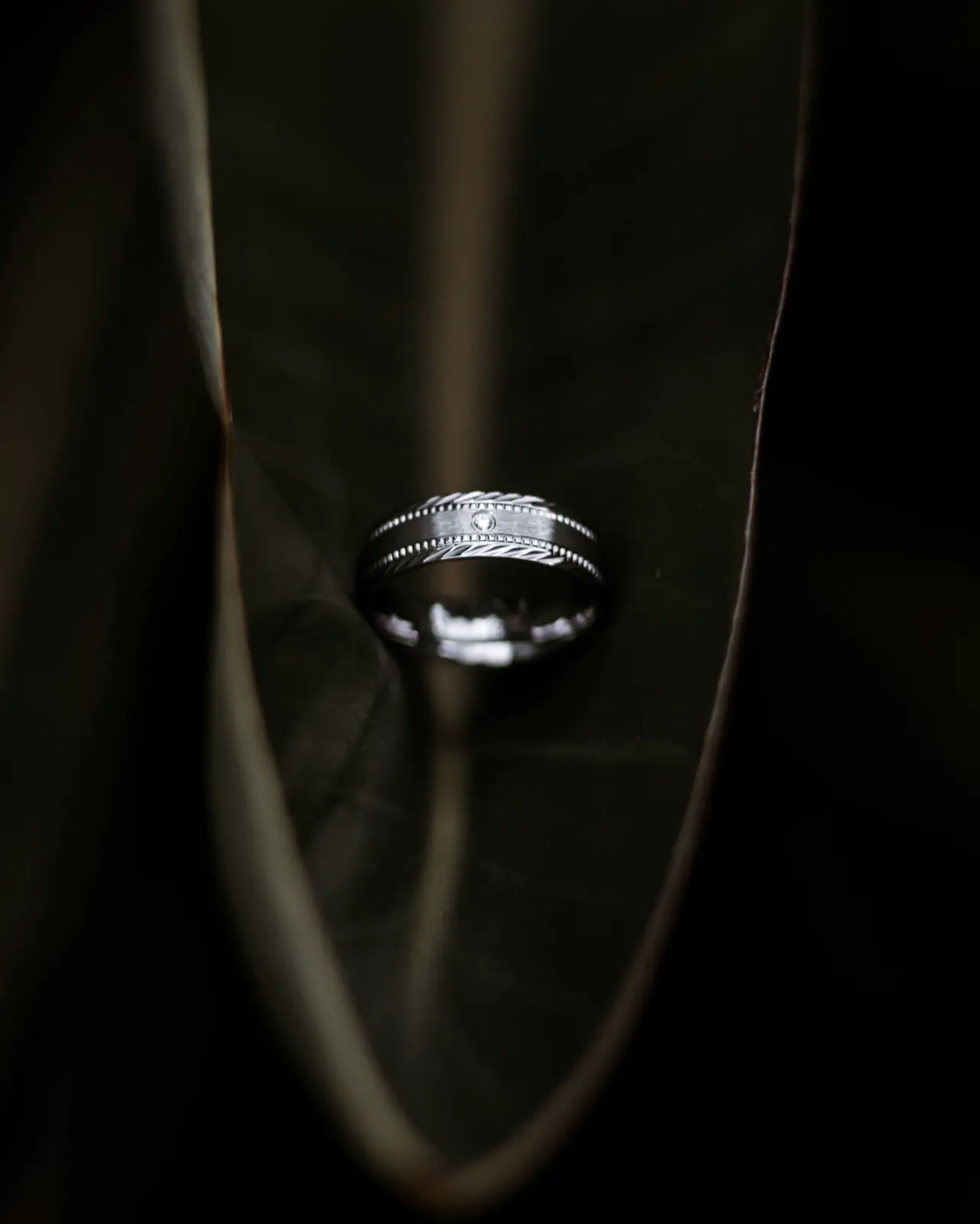 Anillo de plata sobre una hoja verde