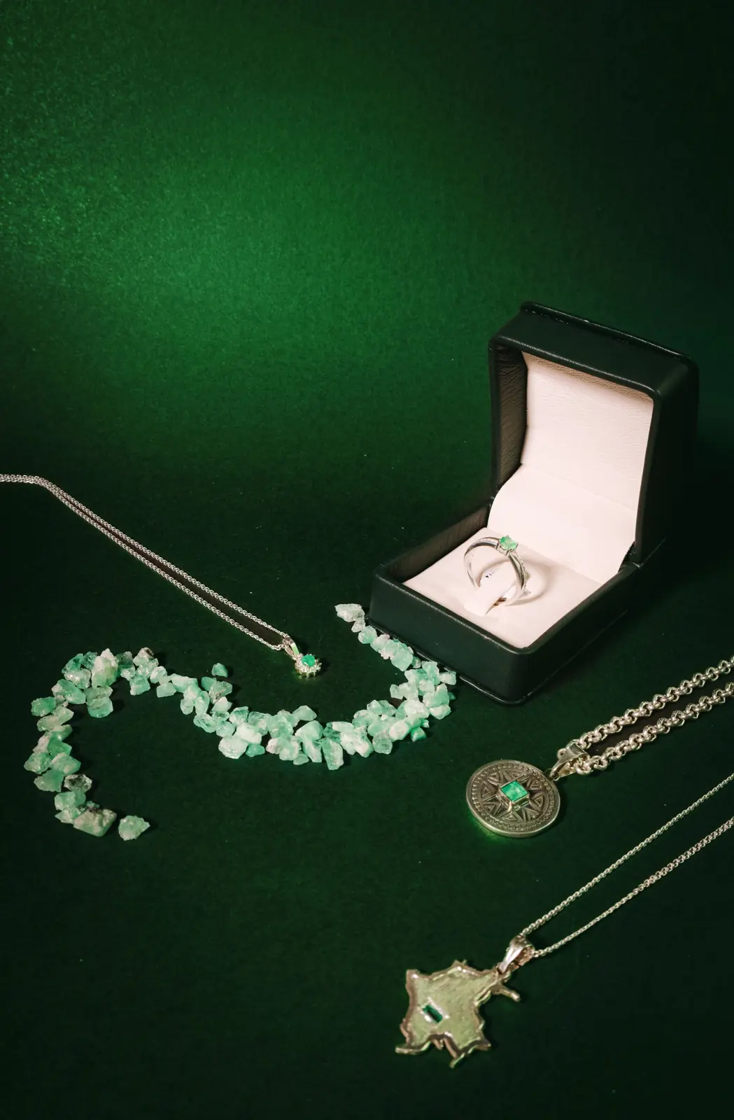 Joyas verdes sobre un fondo esmeralda oscuro